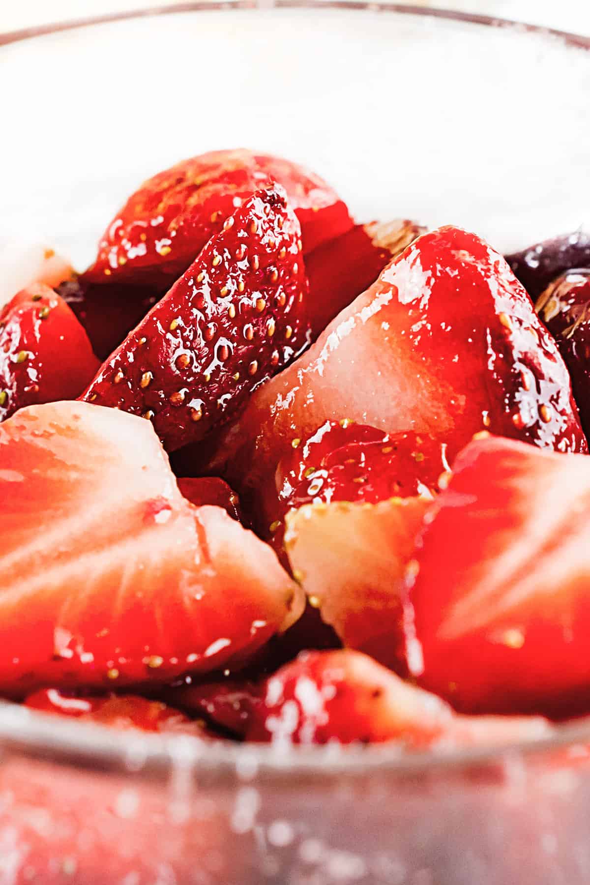 Cleaning strawberries with vinegar