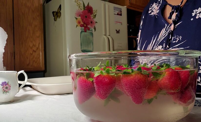 Smart Ways to Wash Strawberries with Baking Soda for a Safe and Delicious Snack in 2025